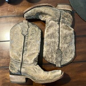 TEEN'S CORRAL CROSS AND WINGS EMBROIDERY SQUARE TOE COWBOY BOOT